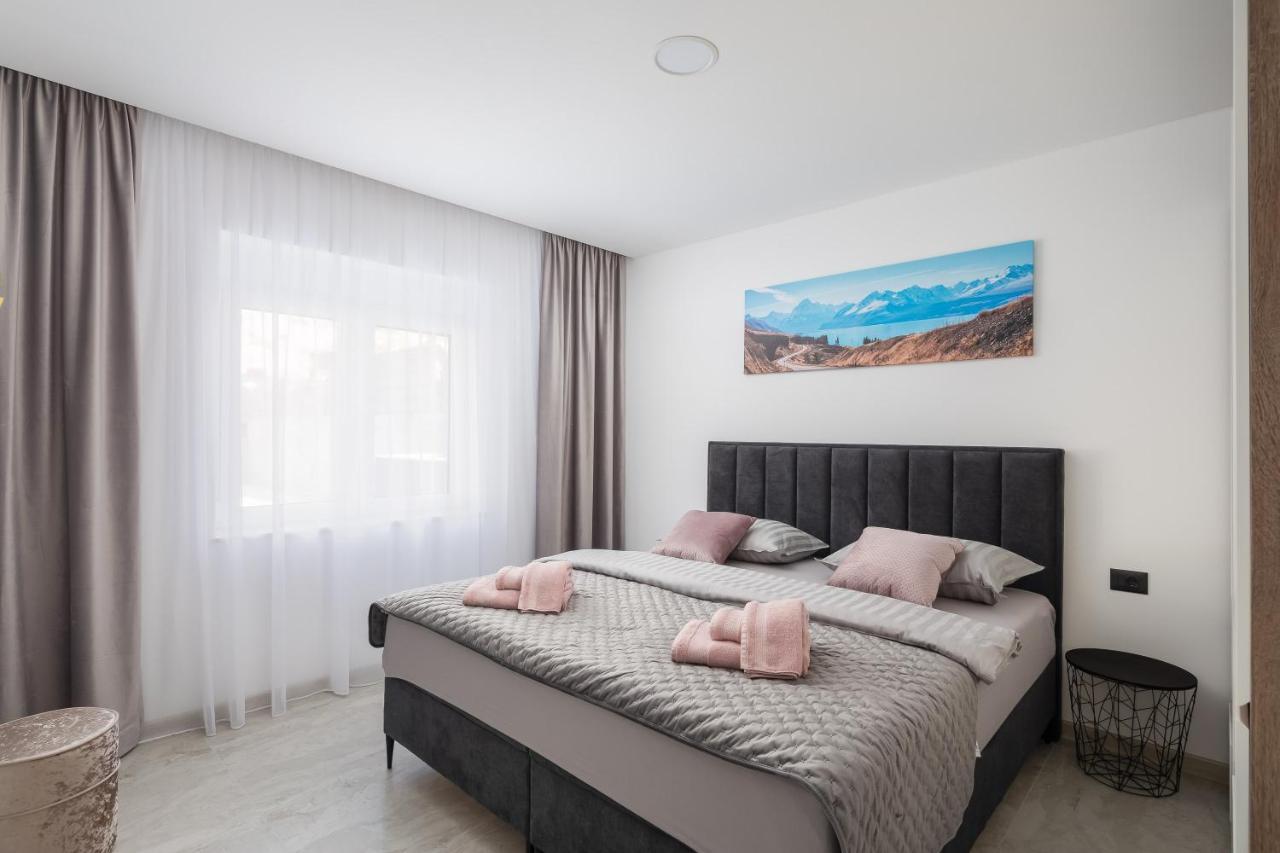 Luxury Apartment Lorena - Private Heated Pool - Єсенице Екстер'єр фото