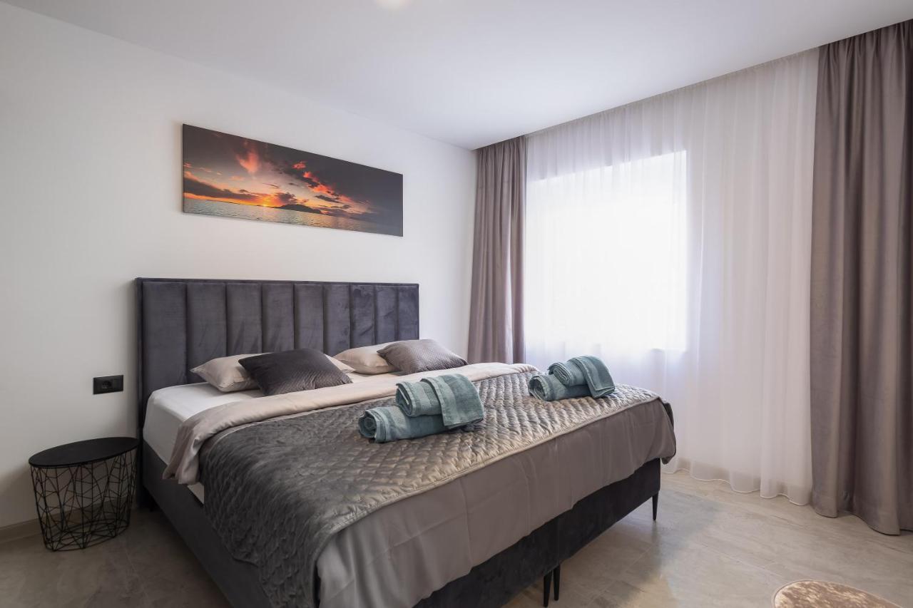 Luxury Apartment Lorena - Private Heated Pool - Єсенице Екстер'єр фото