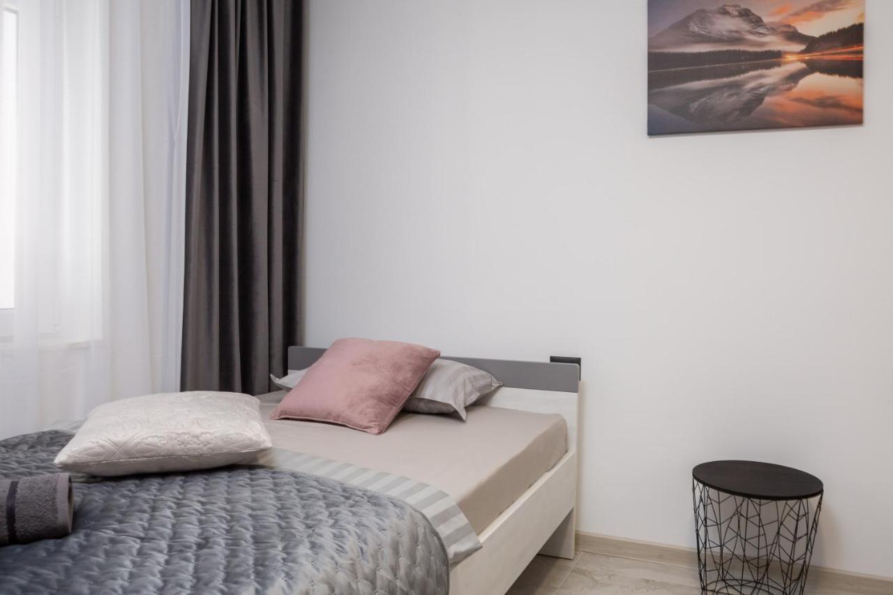 Luxury Apartment Lorena - Private Heated Pool - Єсенице Екстер'єр фото