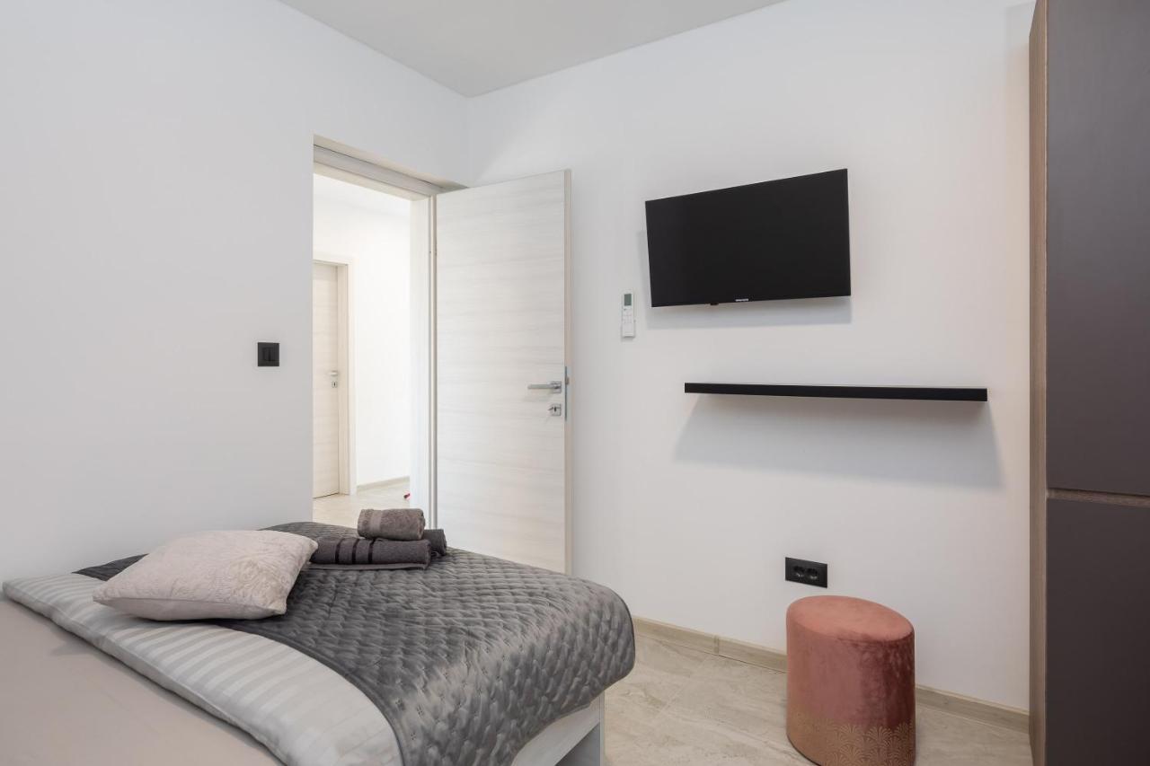 Luxury Apartment Lorena - Private Heated Pool - Єсенице Екстер'єр фото
