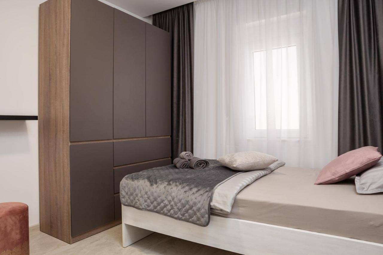 Luxury Apartment Lorena - Private Heated Pool - Єсенице Екстер'єр фото