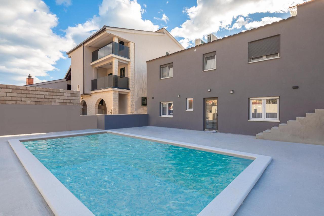 Luxury Apartment Lorena - Private Heated Pool - Єсенице Екстер'єр фото
