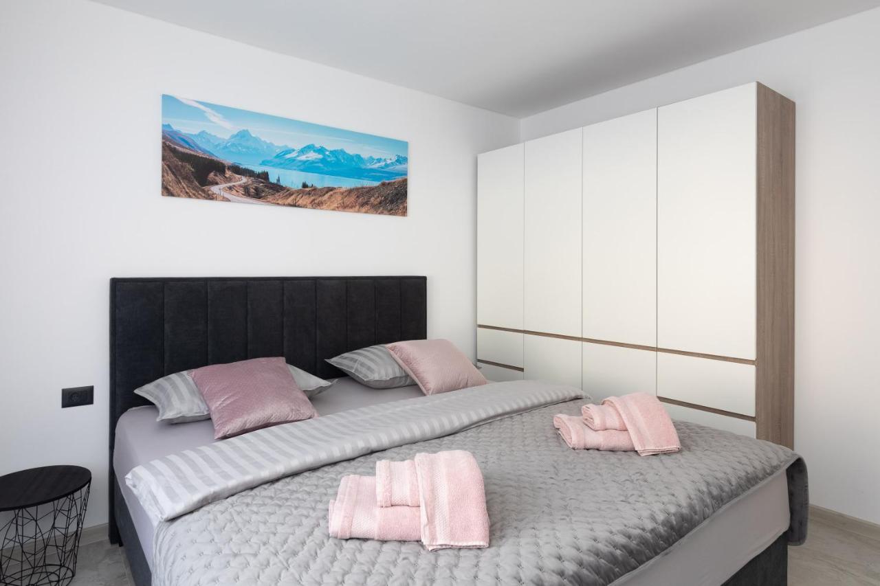 Luxury Apartment Lorena - Private Heated Pool - Єсенице Екстер'єр фото