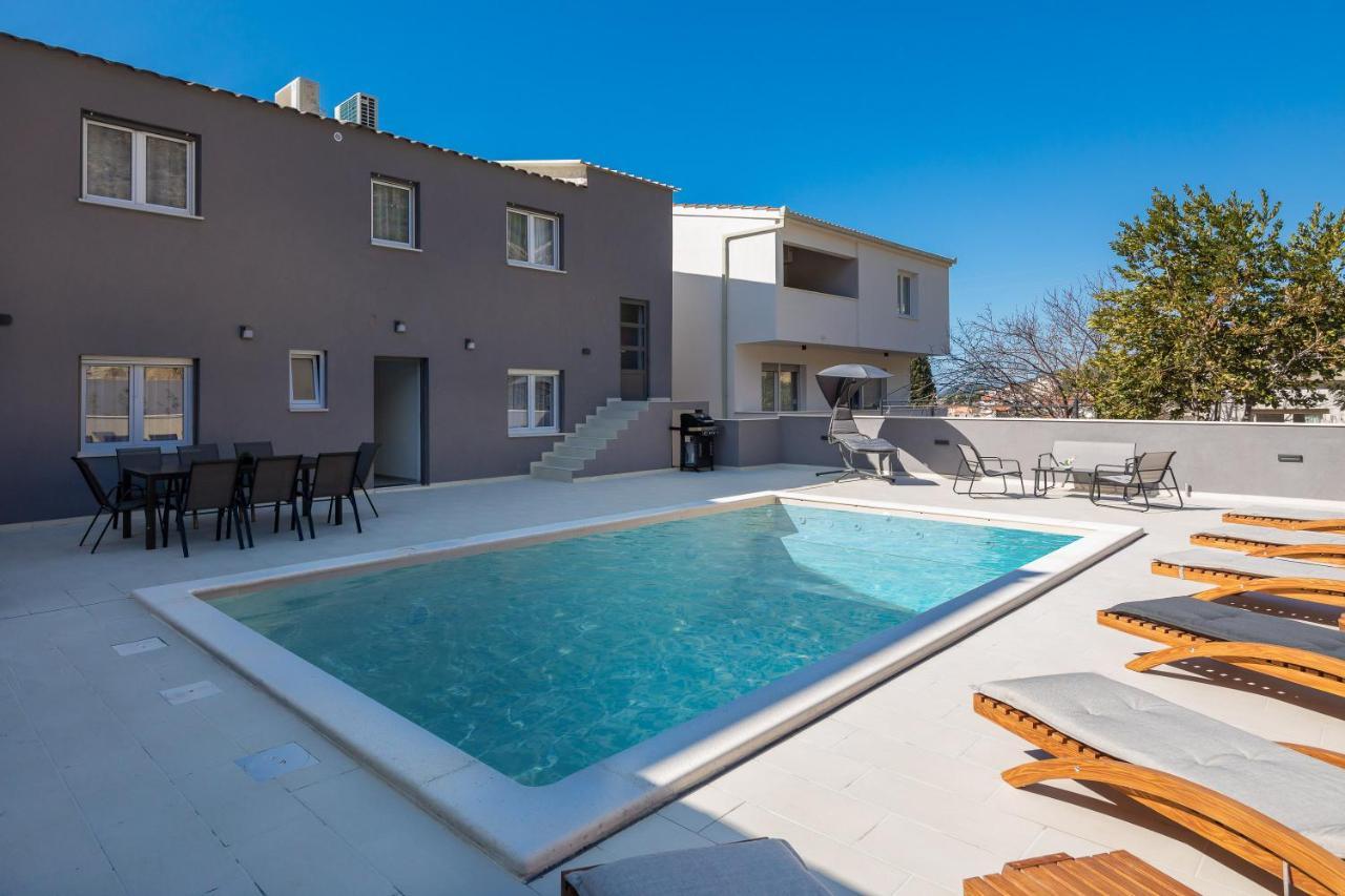 Luxury Apartment Lorena - Private Heated Pool - Єсенице Екстер'єр фото