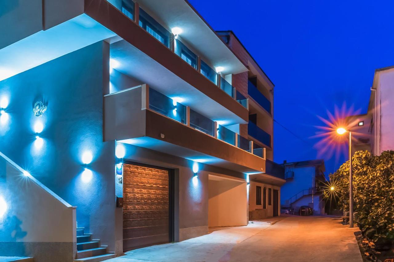 Luxury Apartment Lorena - Private Heated Pool - Єсенице Екстер'єр фото