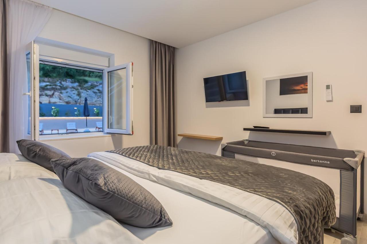 Luxury Apartment Lorena - Private Heated Pool - Єсенице Екстер'єр фото