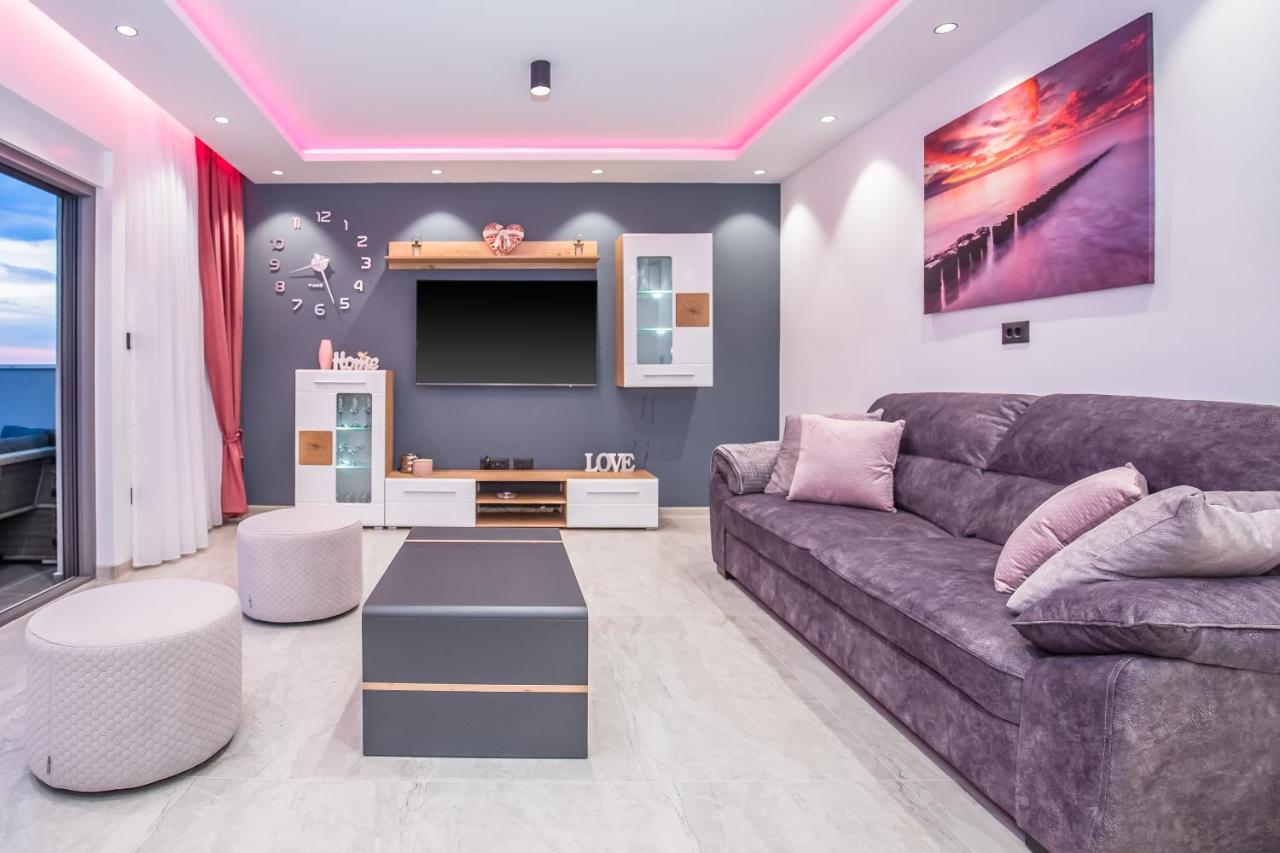 Luxury Apartment Lorena - Private Heated Pool - Єсенице Екстер'єр фото