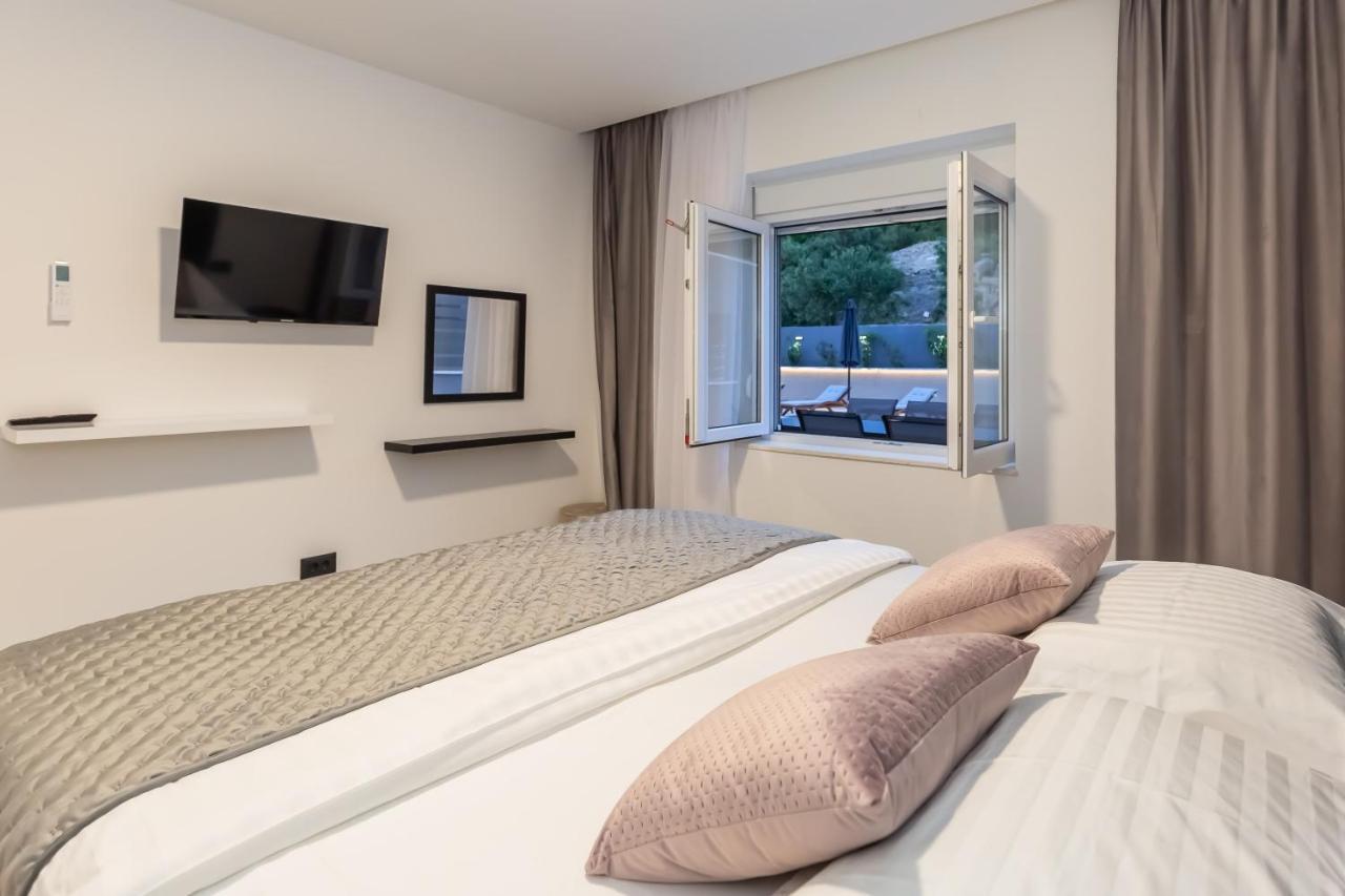 Luxury Apartment Lorena - Private Heated Pool - Єсенице Екстер'єр фото