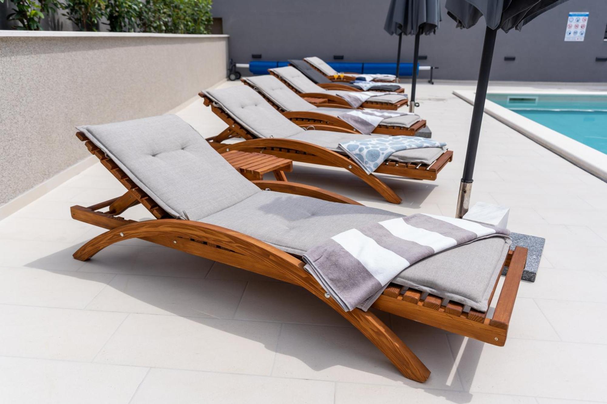 Luxury Apartment Lorena - Private Heated Pool - Єсенице Екстер'єр фото